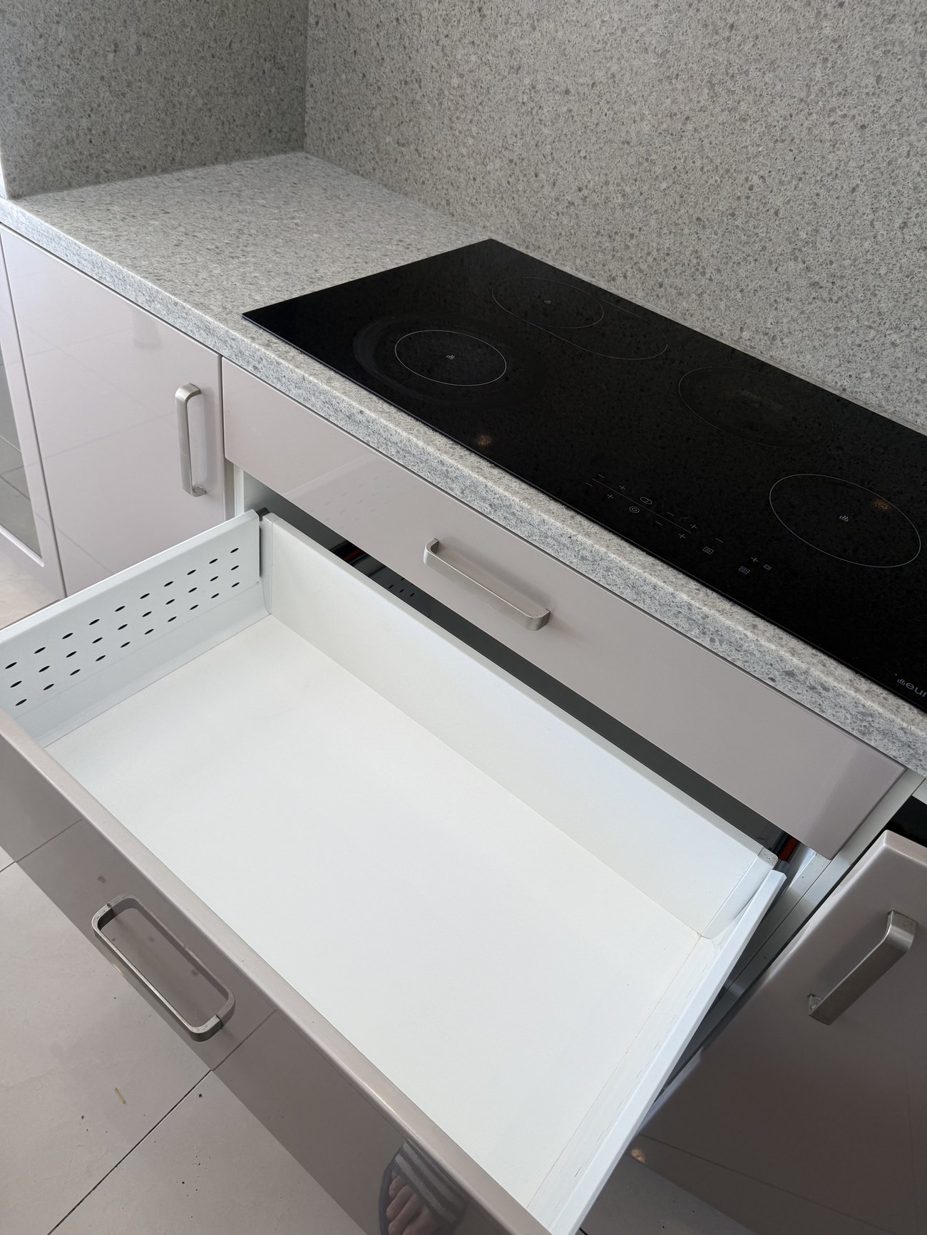 Kitchen cooktop and drawer cleaned during an end of lease job